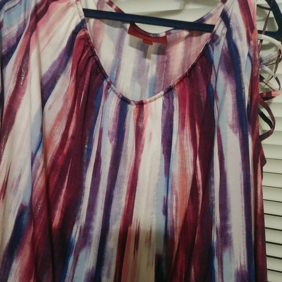 Vibrantly colored blouse by Jennifer Lopez - Picture 2 of 10